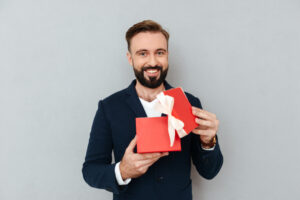 homme avec cadeau parfait entreprise